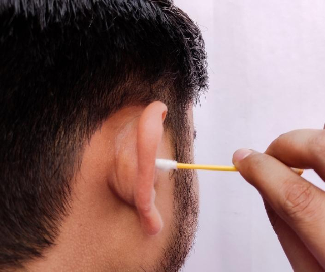 ¿Cómo limpiarse los oídos en casa?