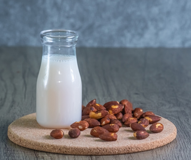 9 Benefits of almond milk 