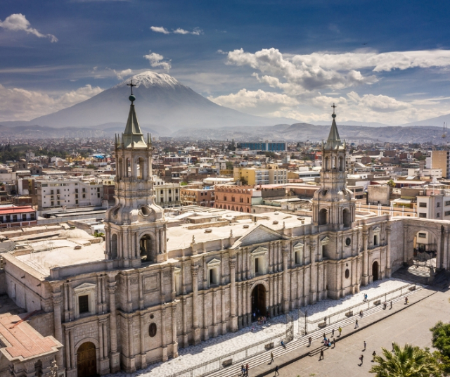 ¿Cuándo se celebra el Aniversario de la Ciudad Blanca-Arequipa?