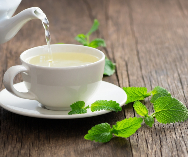 What are the benefits of lemon balm? 